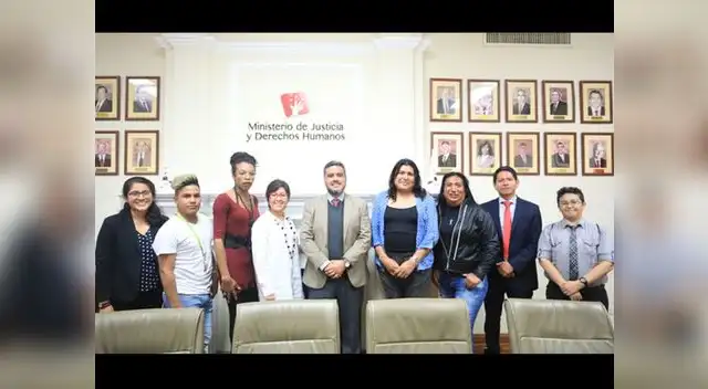 Personas trans se reunieron la la sede del Ministerio de Justicia