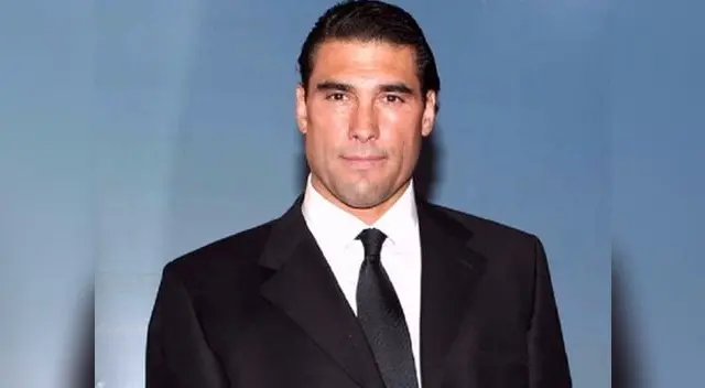 Actor mexicano enseña a su nieto señal obscena