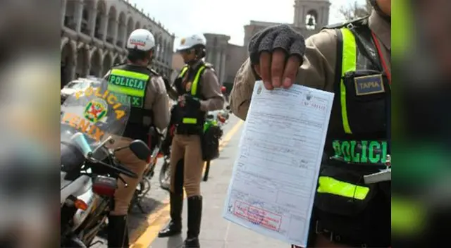 Una papeleta se le coloca a un vehículo cuando el conductor comete una falta, como pasar los límites de velocidad Una papeleta se le coloca a un vehículo cuando el conductor comete una falta, como pasar los límites de velocidad