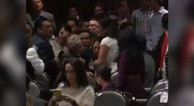 Diputada mexicana recibe terrible noticia en pleno sesión del Congreso