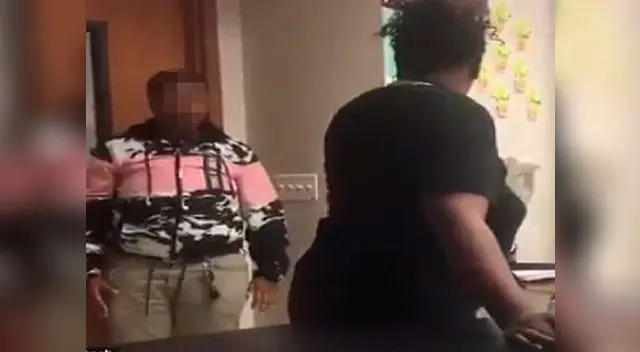 Profesora se sorpende cuando el estudiante le da un golpe en la cara Profesora se sorpende cuando el estudiante le da un golpe en la cara