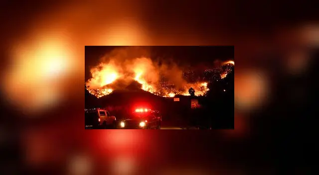 Fuego arrasa con casas, autos, iglesias, escuelas 