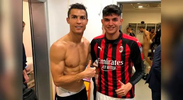 Instagram: Cristiano Ronaldo posa junto a jugador en camerino, pero detrás estaba su compañero sin ropa