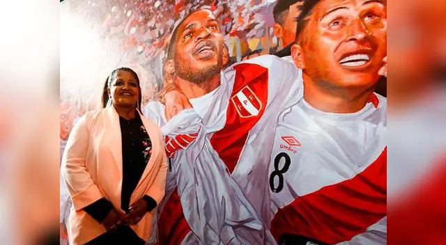 Mamá de Jefferson Farfán asistió a inauguración de pintura del hincha