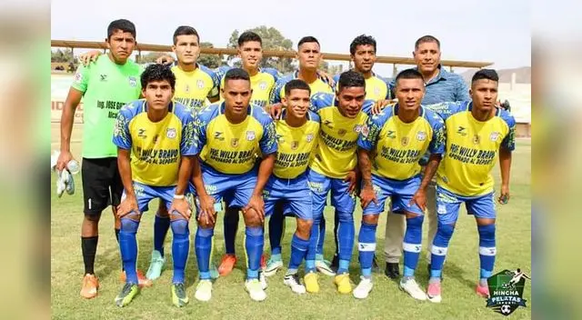 Posando con el club Santos