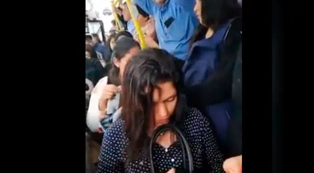 Mujer no cede el asiento a madre gestante