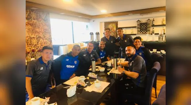 Ibáñez con el plantel de Cienciano Ibáñez con el plantel de Cienciano