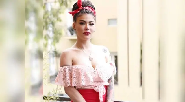 La modelo Angie Jibaja llegó junto a su pequeña hija a festival de reggaetón. 