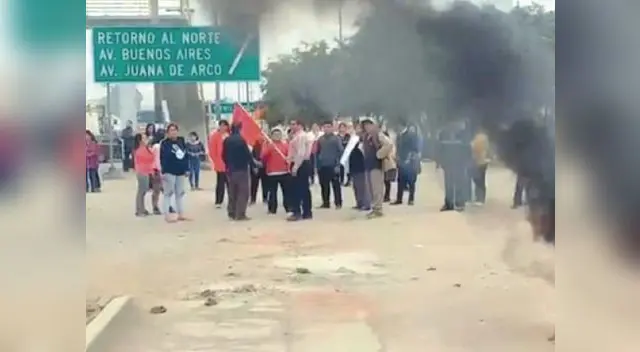 Manifestantes expresan rechazo por incremento del peaje