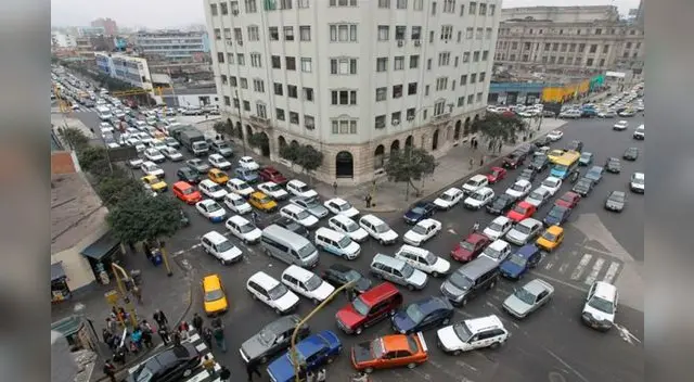 Es esencial que al conducir explores rutas alternas Es esencial que al conducir explores rutas alternas