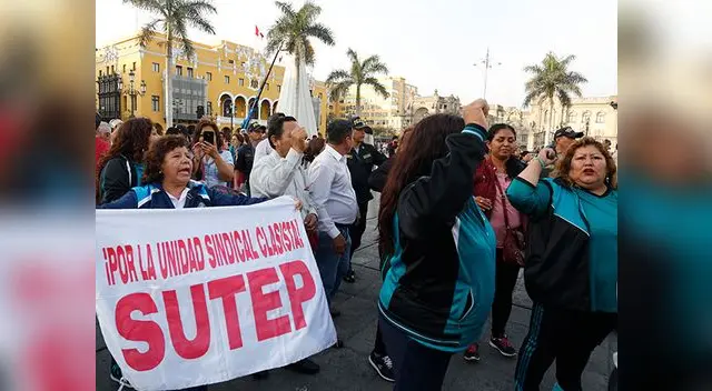 Grupo de profesores del Sutep exigen el pago de la deuda social
