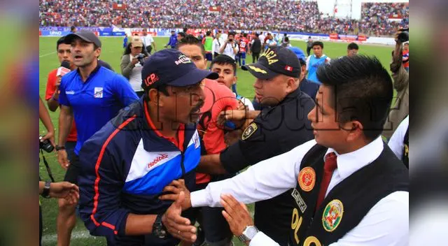 Mezarina trata de contener a Soto