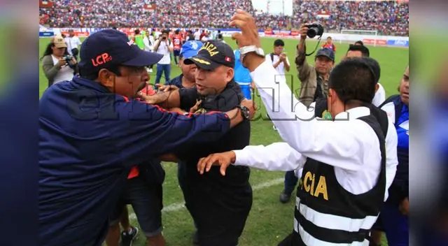 Mientras que otro oficial trata de separarlo