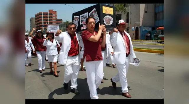 Las manifestantes cargaron un cajón con el nombre de la ministra de Salud Silvia Pessah