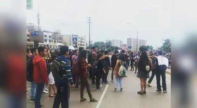 Alumnos y exalumnos exige la devolución de su dinero