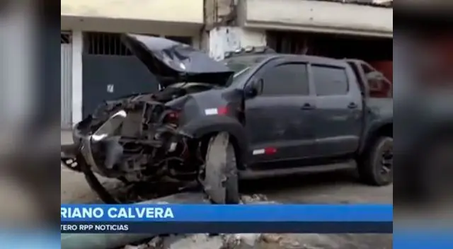 Auto termina destrozado tras chocar con poste y vivienda  