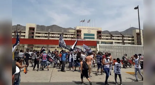 Hinchas de Alianza en los exteriores del Monumental