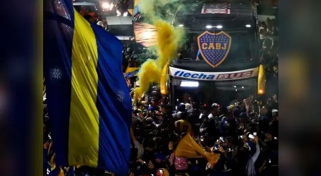 Hinchada Xeneize despidió a sus jugadores con un fantástico banderazo