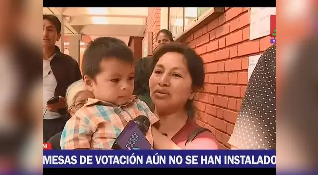 Una madre de familia con su niño de tres años en brazo asumió esta responsabilidad Una madre de familia con su niño de tres años en brazo asumió esta responsabilidad