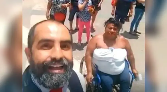 Mujer en silla de ruedas acude al Referéndum a ritmo de buena salsa Mujer en silla de ruedas acude al Referéndum a ritmo de buena salsa