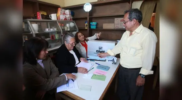 Miembros de mesa dan la noticia al día Miembros de mesa dan la noticia al día