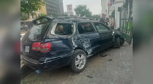 Chófer aparentemente ebrio empotró su auto contra las rejas del Congreso