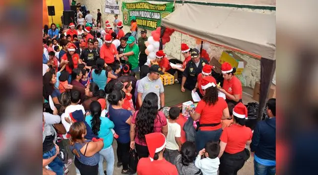 La PNP ofreció chocolatada, panetón y juguetes a los niños