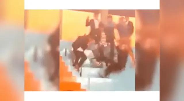 Brutal pelea entre estudiantes y demás Brutal pelea entre estudiantes y demás