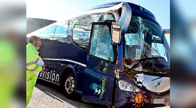 Tras el accidente y después de evacuar a todos, aplique primeros auxilios a los heridos Tras el accidente y después de evacuar a todos, aplique primeros auxilios a los heridos