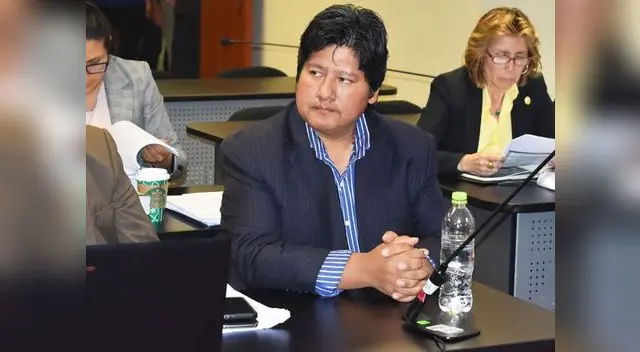 El presidente de la FPF, Edwin Oviedo le regaló entradas para el partido de fútbol a Keiko Fujimori El presidente de la FPF, Edwin Oviedo le regaló entradas para el partido de fútbol a Keiko Fujimori