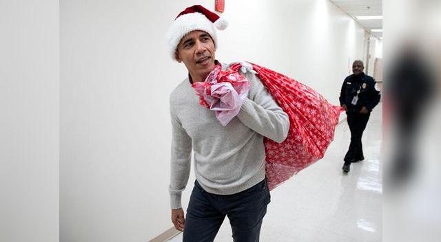 Obama entregó regalos a niños hospitalizados en Washington Obama entregó regalos a niños hospitalizados en Washington