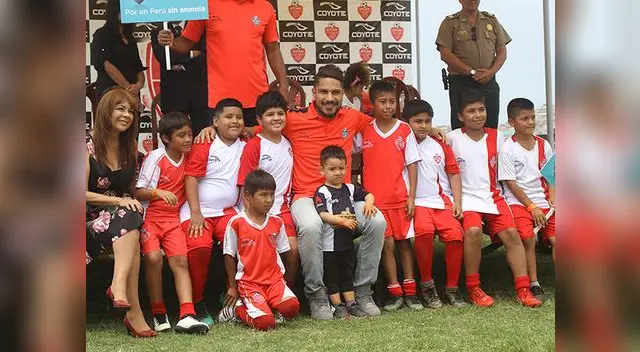 Paolo Guerrero estuvo en inauguración de academia de su hermano