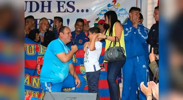 Locura de amor sucedió en medio de los festejos de Alianza Universidad por el ascenso a Primera División
