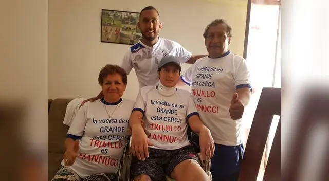 Andrés López junto a su familia