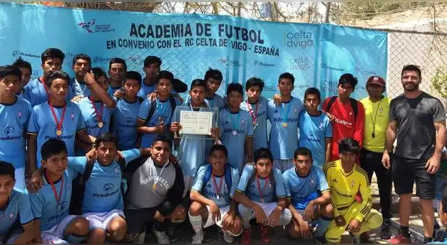 Postal de los jugadores de la Academia de fútbol de IPD Piura sede Paita