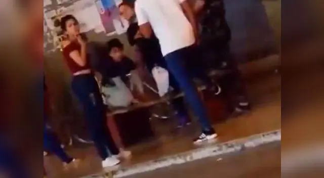 Video en Facebook muestra cómo las personas le increpan al grupo de extranjeros por su actitud frente al niño