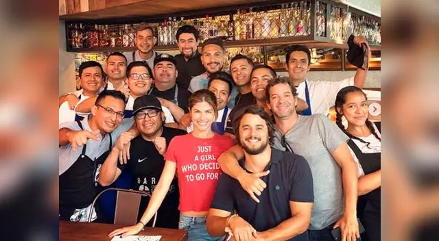 Stephanie Cayo se junto con Paolo Guerrero y un grupo de amigos para realizar un desayuno navideño