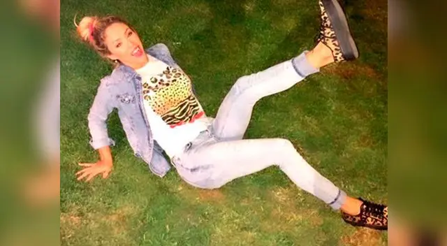 Sheyla Rojas sufre aparatosa caída en set de televisión.