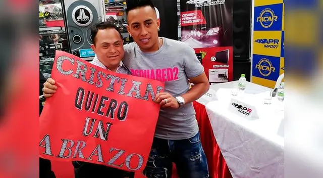 el chico 'Calalo' quien le llevó un cartel pidiéndole un abrazo, y el seleccionado patrio le correspondió el chico 'Calalo' quien le llevó un cartel pidiéndole un abrazo, y el seleccionado patrio le correspondió