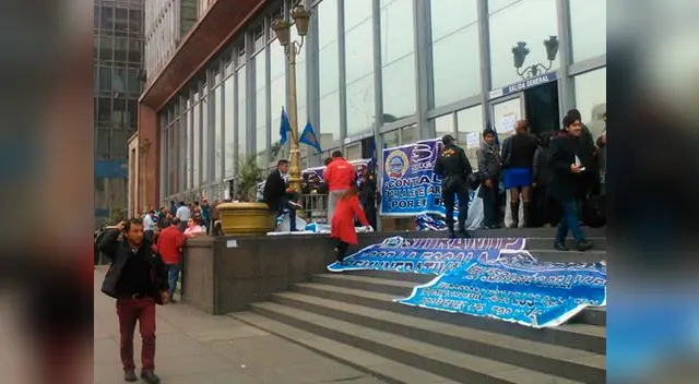 Trabajadores del Ministerio Público piden al presidente Martín Vizcarra apruebe el aumento de sueldos Trabajadores del Ministerio Público piden al presidente Martín Vizcarra apruebe el aumento de sueldos