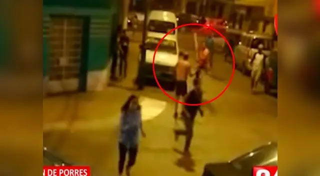 Hombre es agredido por extranjeros en plena calle de SMP Hombre es agredido por extranjeros en plena calle de SMP