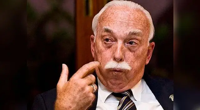 Carlos Tubino corrige falta ortográfica de Daniel Salaverry, pero recibe duras críticas Carlos Tubino corrige falta ortográfica de Daniel Salaverry, pero recibe duras críticas