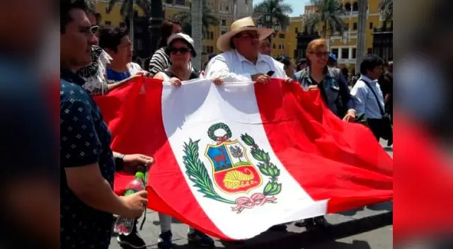 Manifestantes en la plaza de Armas de Lima apoyando a fiscales Vela y Pérez Manifestantes en la plaza de Armas de Lima apoyando a fiscales Vela y Pérez