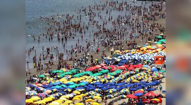 Veraneantes obligados a alquilar sombrillas en playa Agua Dulce Veraneantes obligados a alquilar sombrillas en playa Agua Dulce