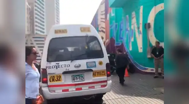 Denuncian que combi invade varedes para escapar del tráfico Denuncian que combi invade varedes para escapar del tráfico