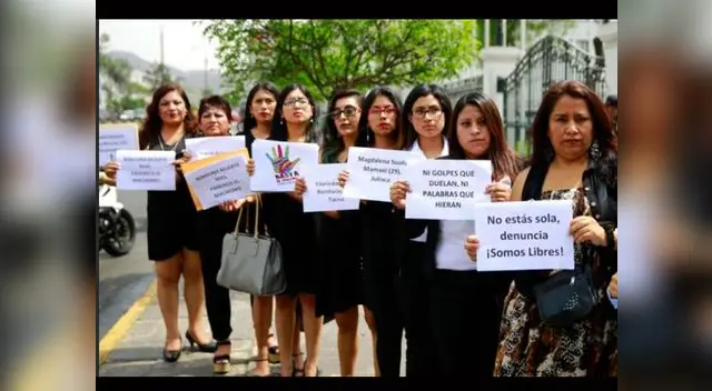 Mujeres realizan una protesta contra la ola de feminicidios en los exteriores del Congreso