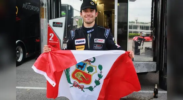 Rodrigo Pflucker luce orgulloso la bandera nacional Rodrigo Pflucker luce orgulloso la bandera nacional