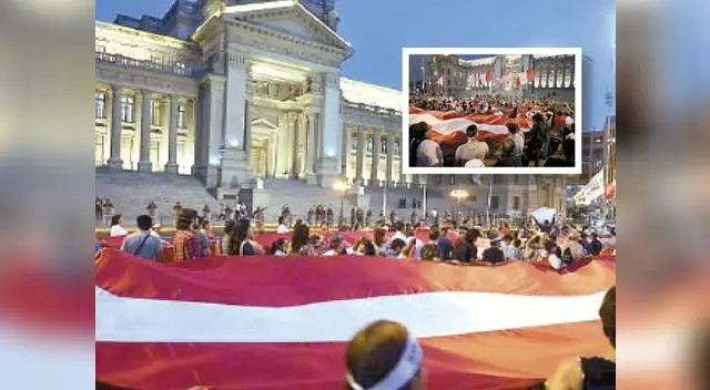 Población hizo plantón para manifestarle su respaldo Población hizo plantón para manifestarle su respaldo