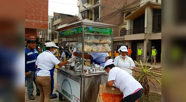 Solidarios emolienteros regalaron desayunos a víctima de aniego en SJL