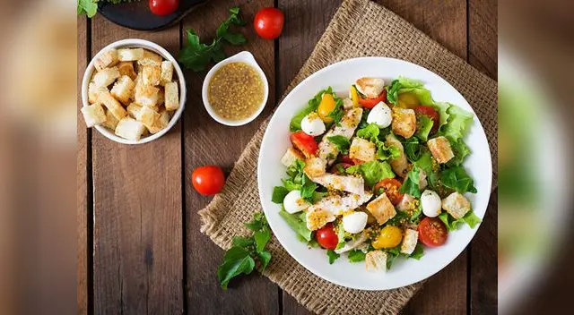 La clásica ensalada César es una de las opciones que puedes encontrar en delivery